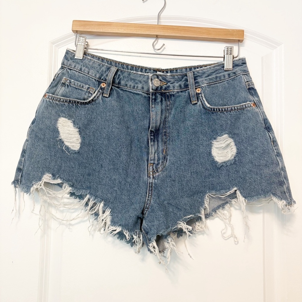Forever 21 women’s Distressed Denim Shorts size waist 29